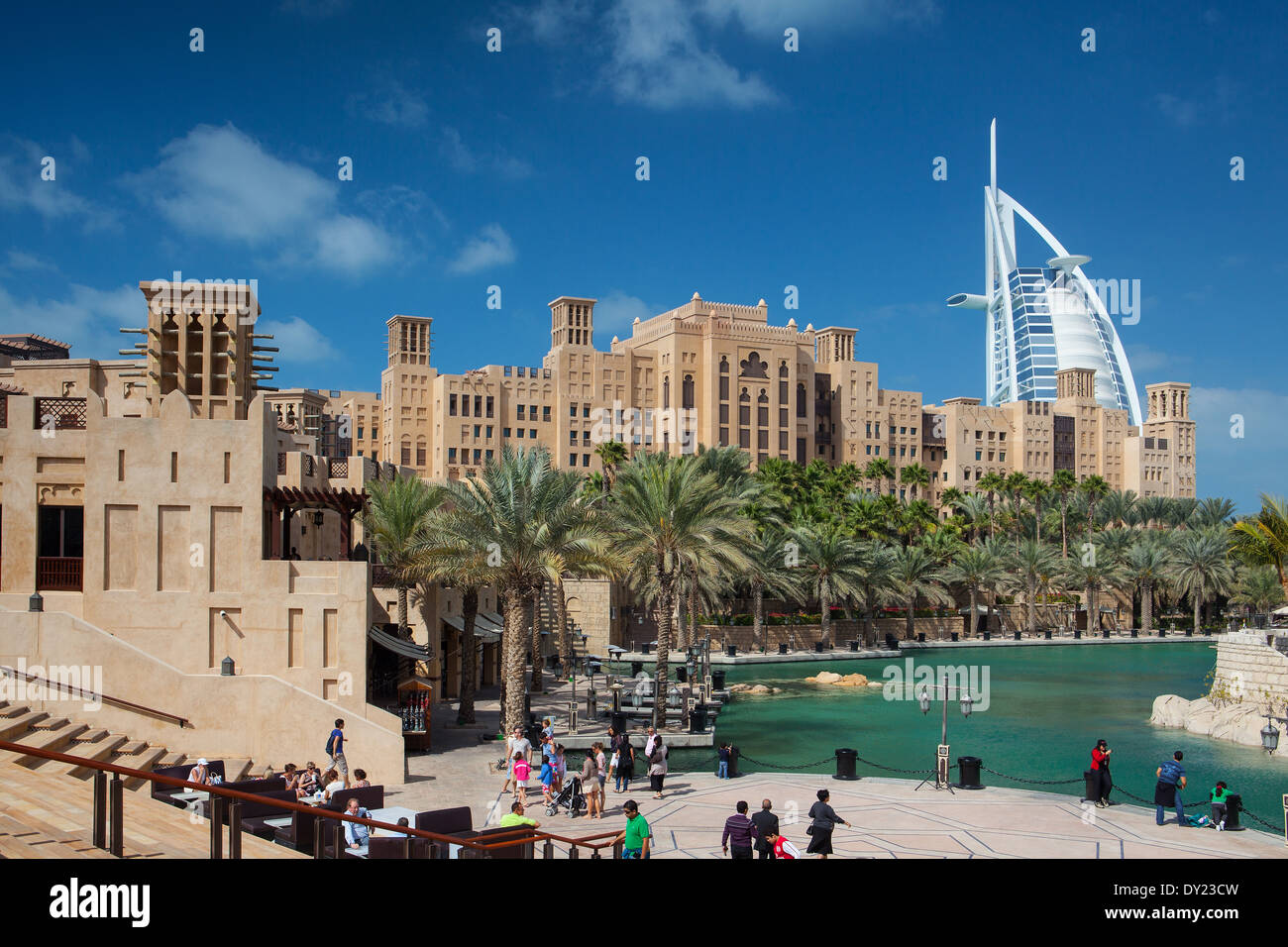 DUBAI-Février 3,2012:vue du Souk Madinat Jumeirah.Madinat Jumeirah contiennent deux hôtels et des clusters de 29 ho typiquement arabe Banque D'Images