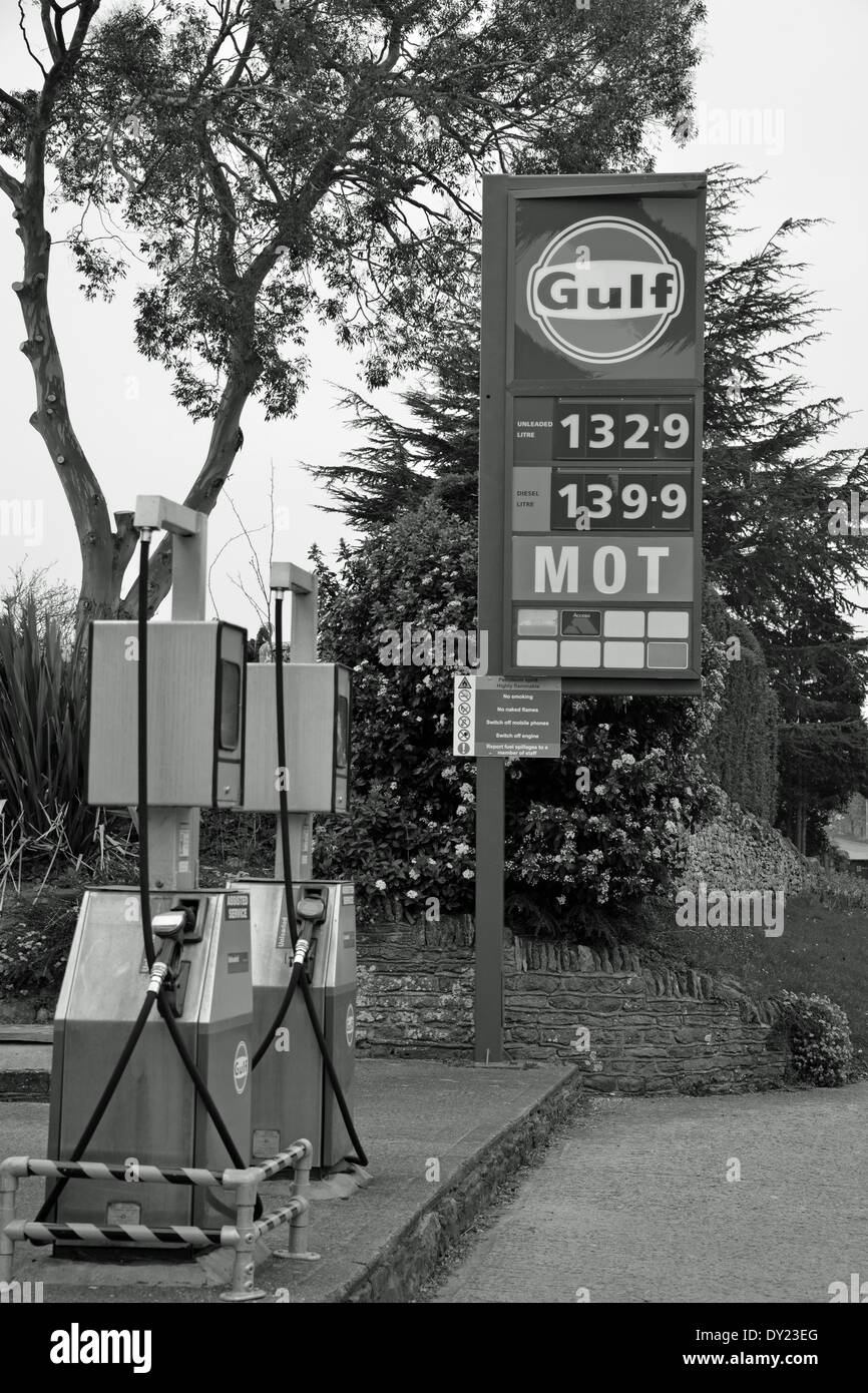 Pompes à essence à la station de remplissage Gulf au Royaume-Uni Banque D'Images
