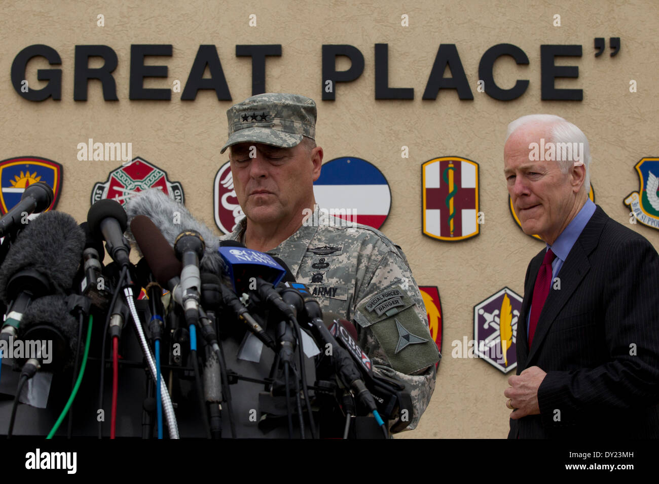 Fort Hood : Le général commandant de l'Armée Post Mark Milley parle aux médias après un tir de masse sur le post Left 4 Dead. Banque D'Images