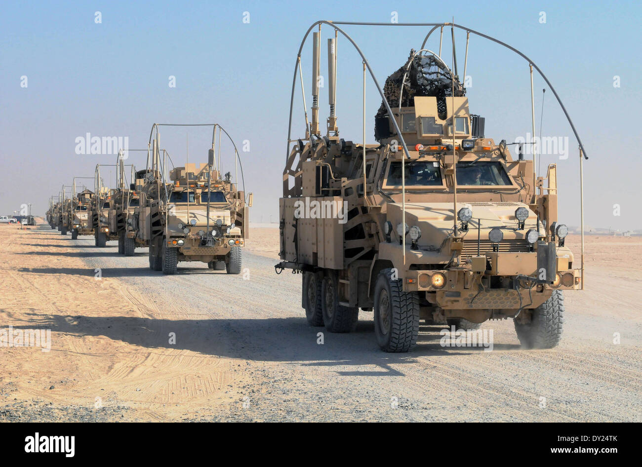 Un convoi de l'Armée US Caiman plus résistant à la mine, embuscades, ou véhicule MRAP transportant des soldats avec la 3e Brigade Combat Team ; Division de cavalerie arrive au Camp en Virginie après avoir été transféré de l'Iraq, le 18 décembre 2011 au Koweït. Banque D'Images