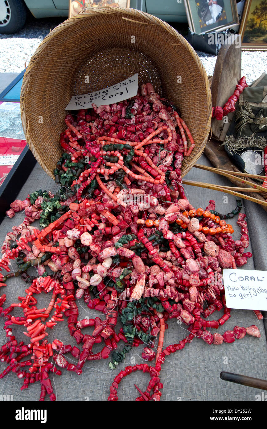 Rouge, rose et vert coral bead chaînes pour colliers de corail Banque D'Images