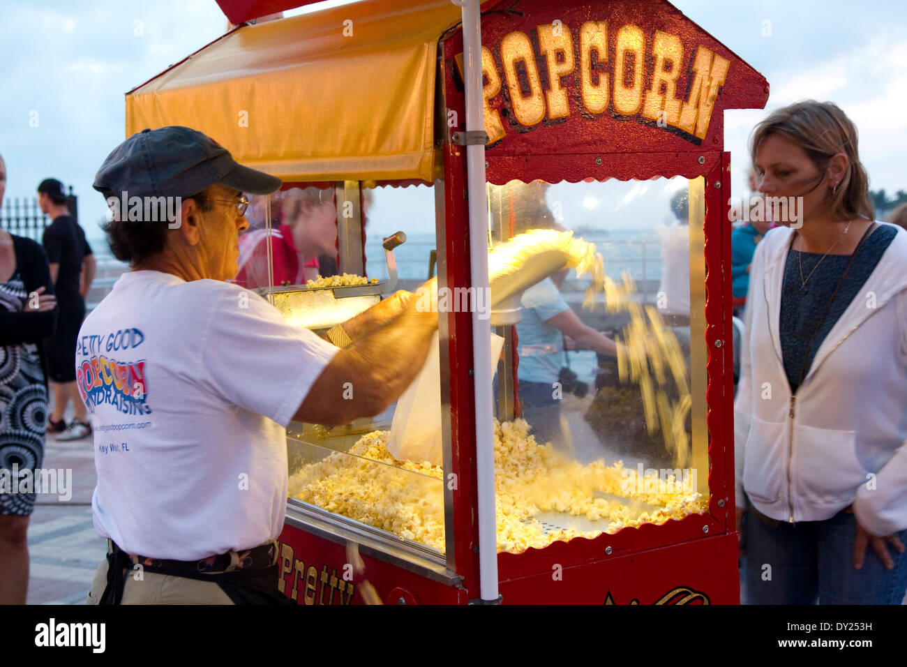 Les serveurs pop-corn à homme femme, Mallory Square, Key West, Floride, USA  Photo Stock - Alamy
