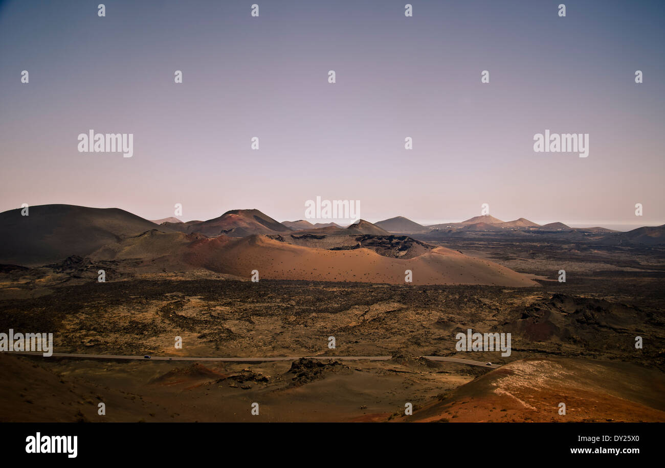 Le Parc National de Timanfaya, panorama et cratère volcanique dans le désert de lave Banque D'Images