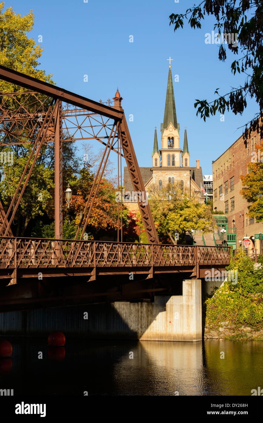 Notre Dame de Lourdes Église catholique et pont en treillis en acier au St Anthony zone principale de Minneapolis. Banque D'Images