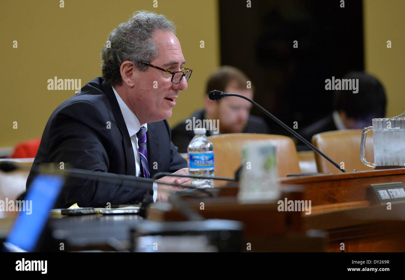 Washington, DC, USA. 3ème apr 2014. Le représentant américain au Commerce Michael Froman témoigne devant le comité des voies et moyens au cours d'une audience sur l'ordre du jour de la politique commerciale des États-Unis au Capitol Hill à Washington, DC, la capitale des États-Unis, le 3 avril 2014. Les États-Unis ont exhorté le Japon à ouvrir ses marchés à la ferme et auto compétition outre-mer jeudi. Credit : Bao Dandan/Xinhua/Alamy Live News Banque D'Images