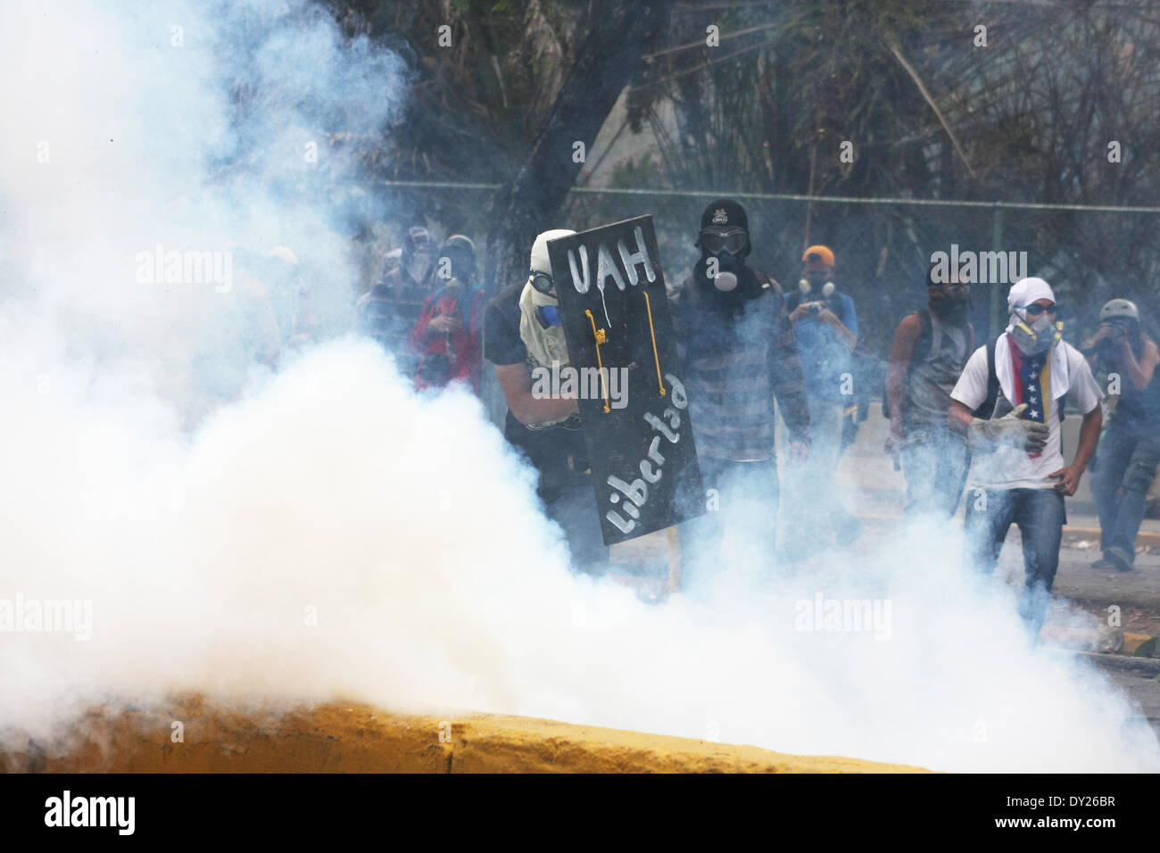 Caracas, Venezuela - le 3 avril 2014 : un manifestant le protège de l'auto-portrait avec un bouclier de fortune des gaz lacrymogènes lancés par la police à une émeute à l'extérieur de l'Université centrale du Venezuela (UCV). Credit : Rafael A. Hernández/Pacific Press/Alamy Live News Banque D'Images