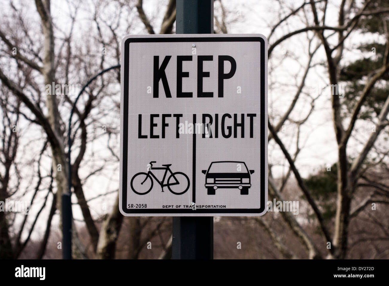 Une plaque de rue fixés sur une perche attention les conducteurs d