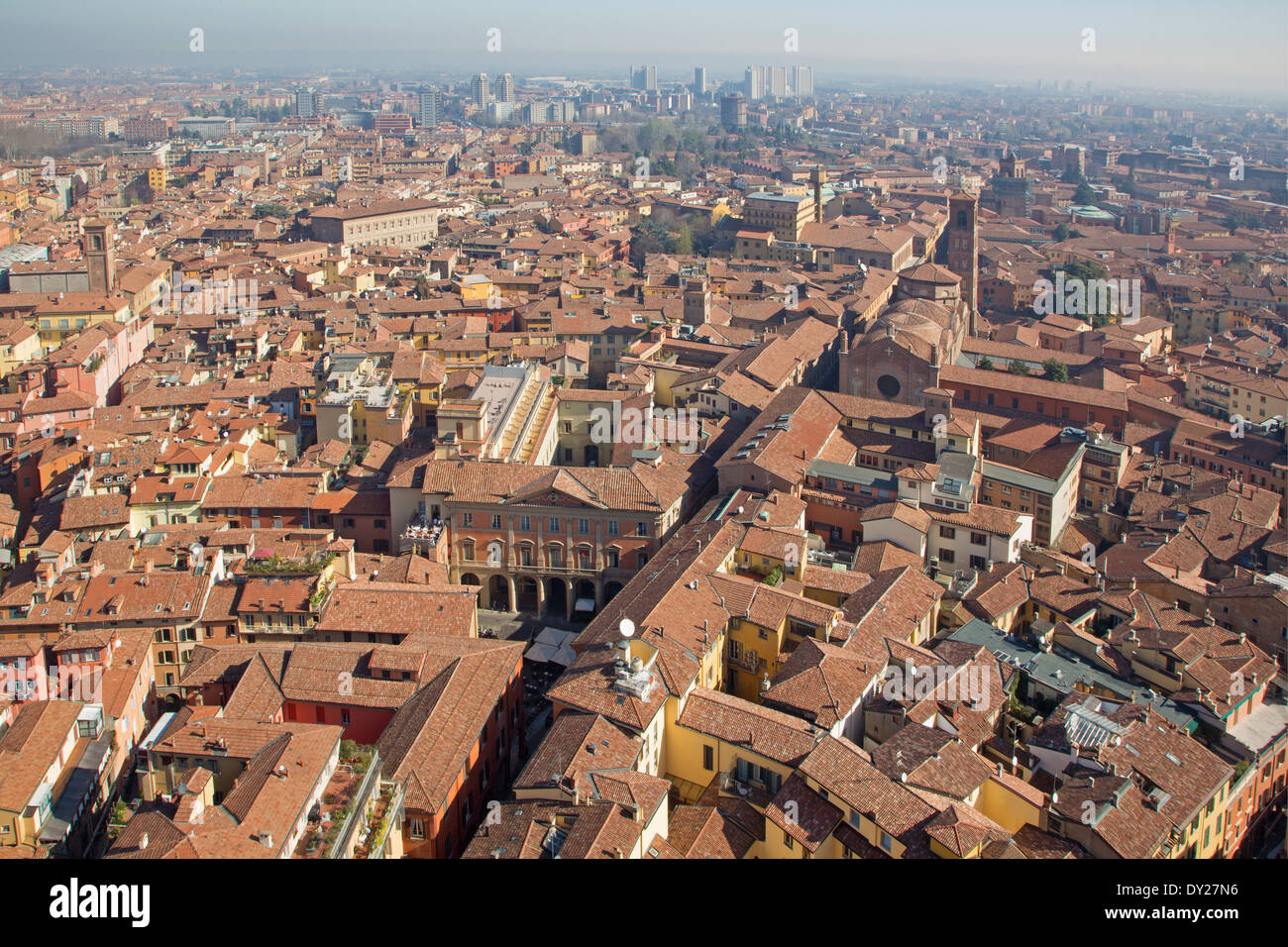 Bologna - Perspectives de Torre Asinelli à east de matin avec l'église San Giacomo Maggiore Banque D'Images