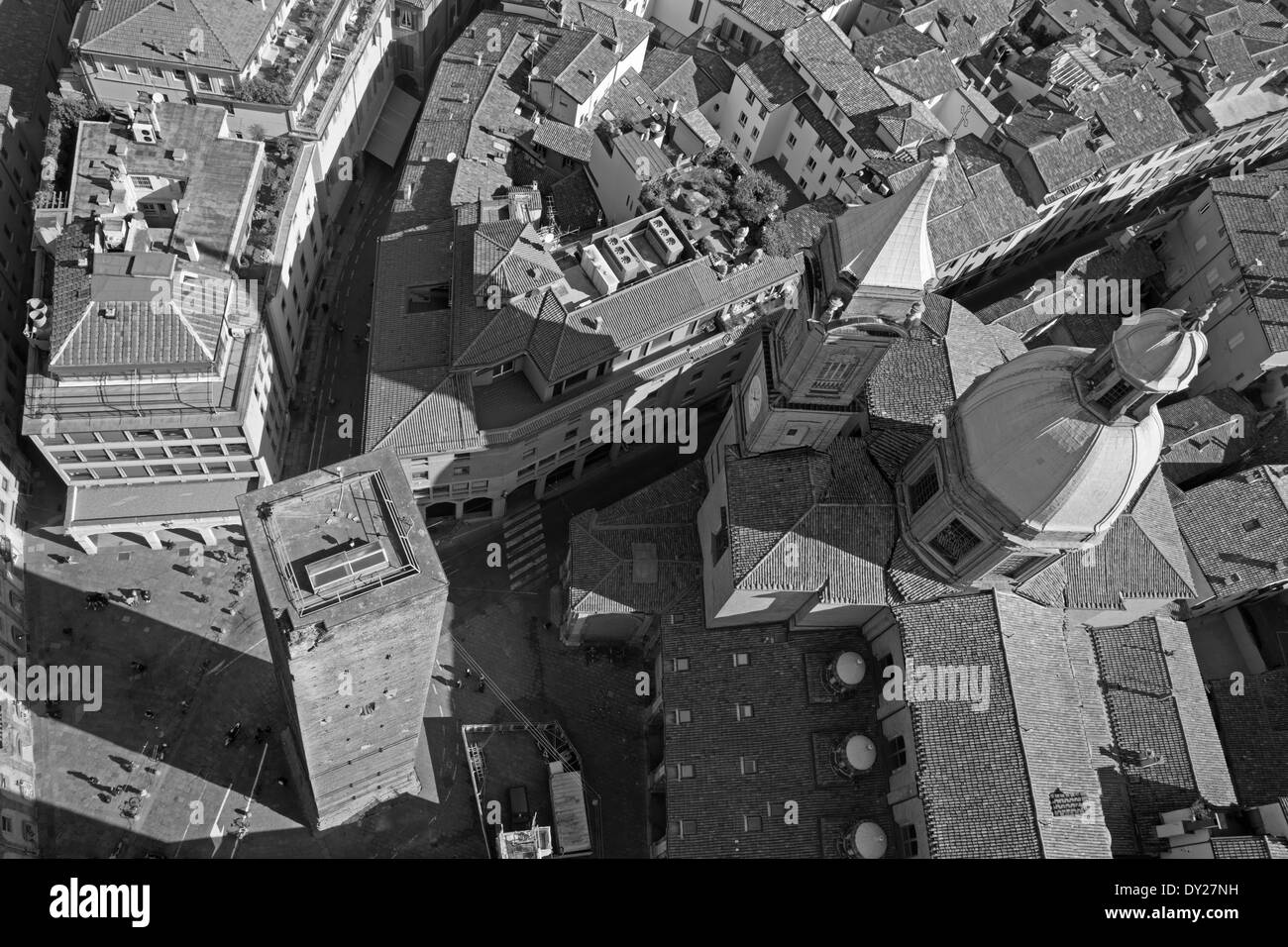 Bologna - Regarder vers le bas à partir de la Torre Asinelli et Garisenda Torre à l'église de st. Bartolomeo e Gaetano. Banque D'Images