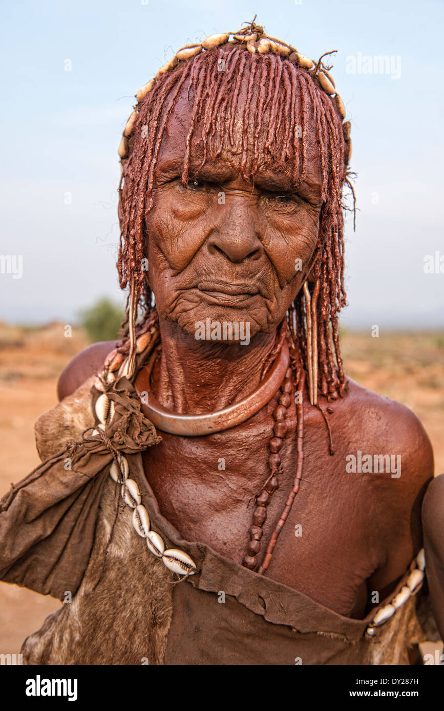 Portrait d'une femme près de Hamer Turmi, vallée de l'Omo, Ethiopie Banque D'Images