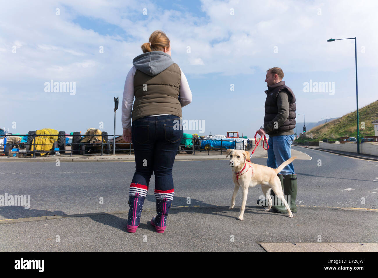 L'homme et la femme avec un chien labrador excité les jeunes désireux de se rendre à la plage Banque D'Images