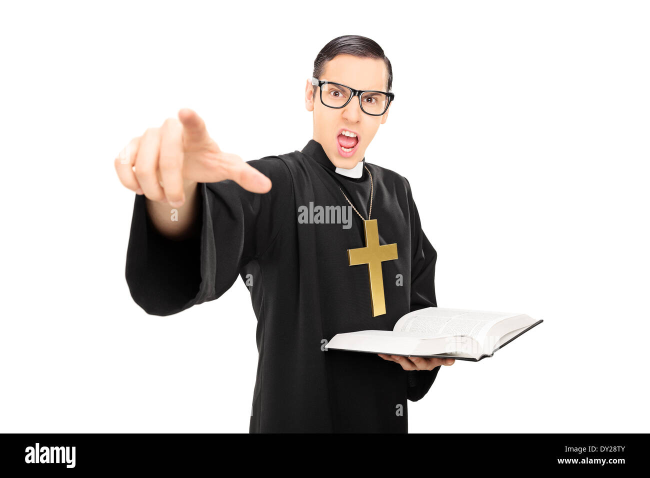 Prêtre en colère tenant une bible et pointant vers l'appareil photo Banque D'Images