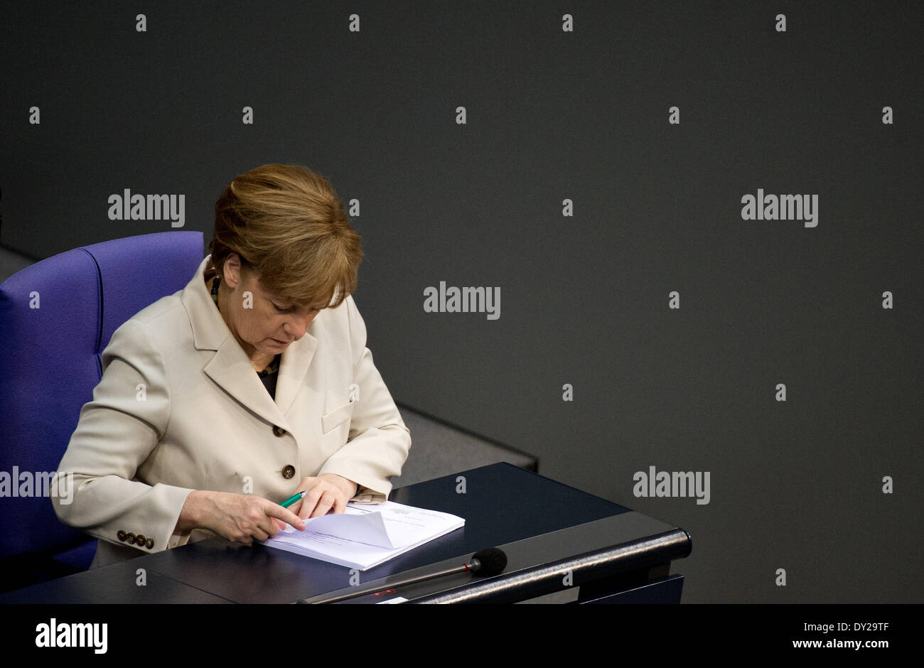 Berlin, Allemagne. Le 04 Avr, 2014. La chancelière allemande, Angela Merkel, est assis au cours de la session plénière du Bundestag à l'occasion du mémorial des victimes du génocide rwandais à Berlin, Allemagne, 04 avril 2014. Photo : Bernd von Jutrczenka/dpa/Alamy Live News Banque D'Images