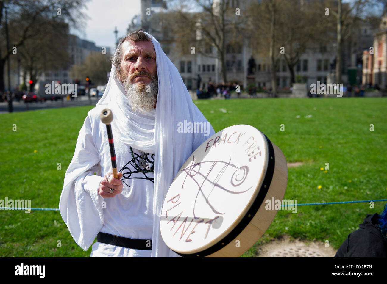 Un manifestant habillé un druide manifestations contre la fracturation hydraulique. Banque D'Images