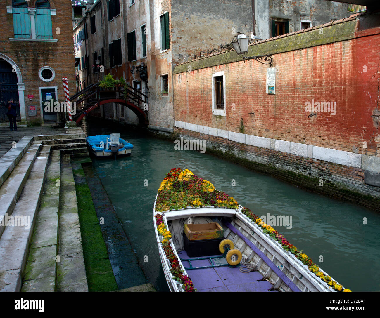 Un bateau couverte de fleurs près du marché du Rialto, Venise, Italie Banque D'Images