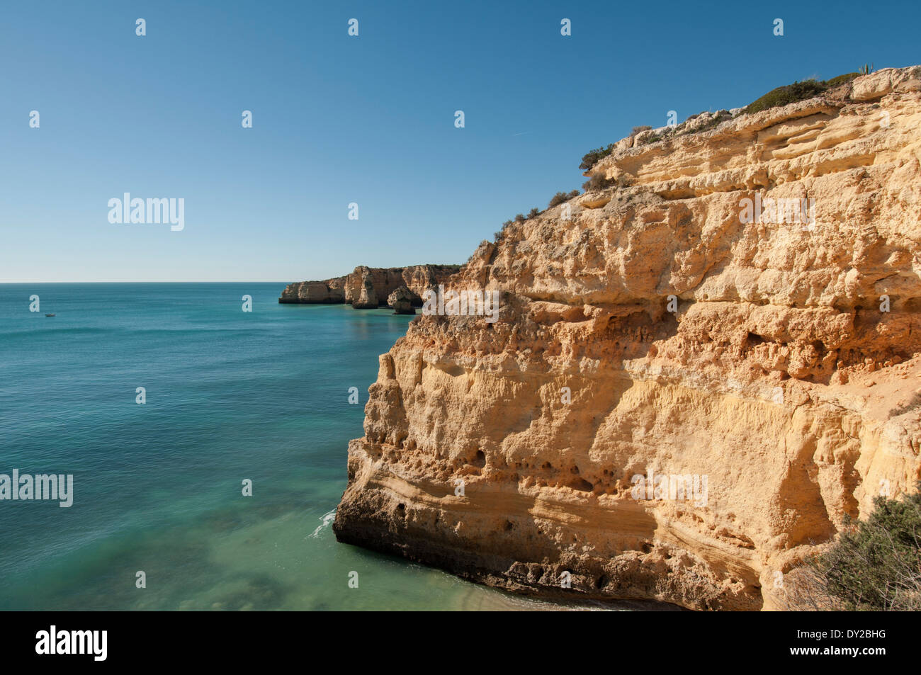 Falaises de grès du Praia da Marinha en Algarve au Portugal Banque D'Images