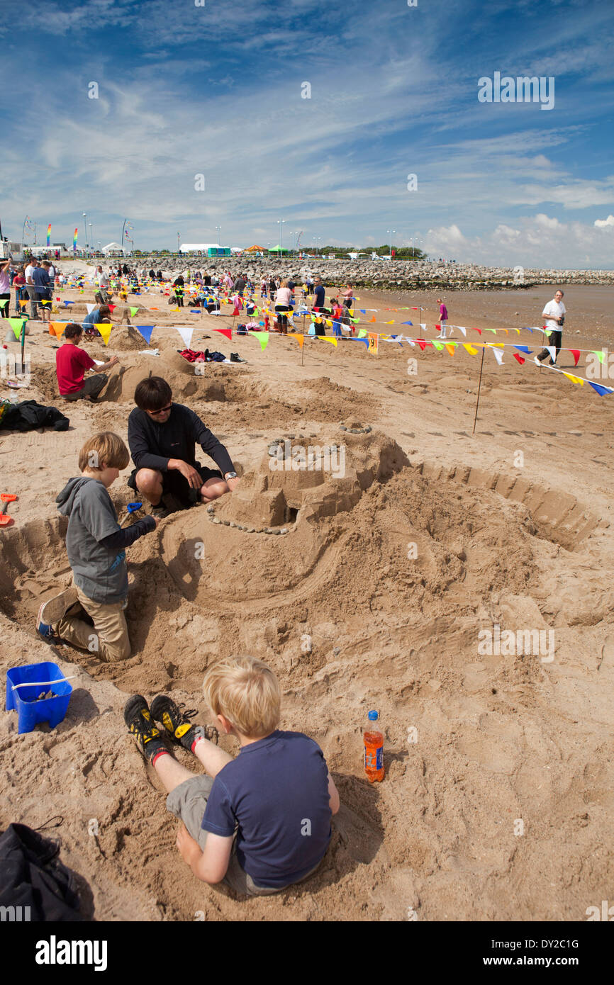 Royaume-uni, Angleterre, dans le Lancashire, Morecambe, plage, Festival de châteaux de concurrents Banque D'Images