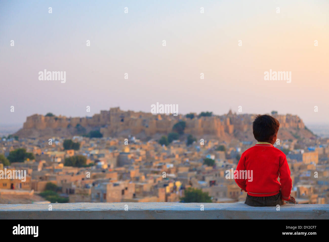 L'Inde, Rajasthan, Jaisalmer, Jaisalmer Fort et les enfants Banque D'Images