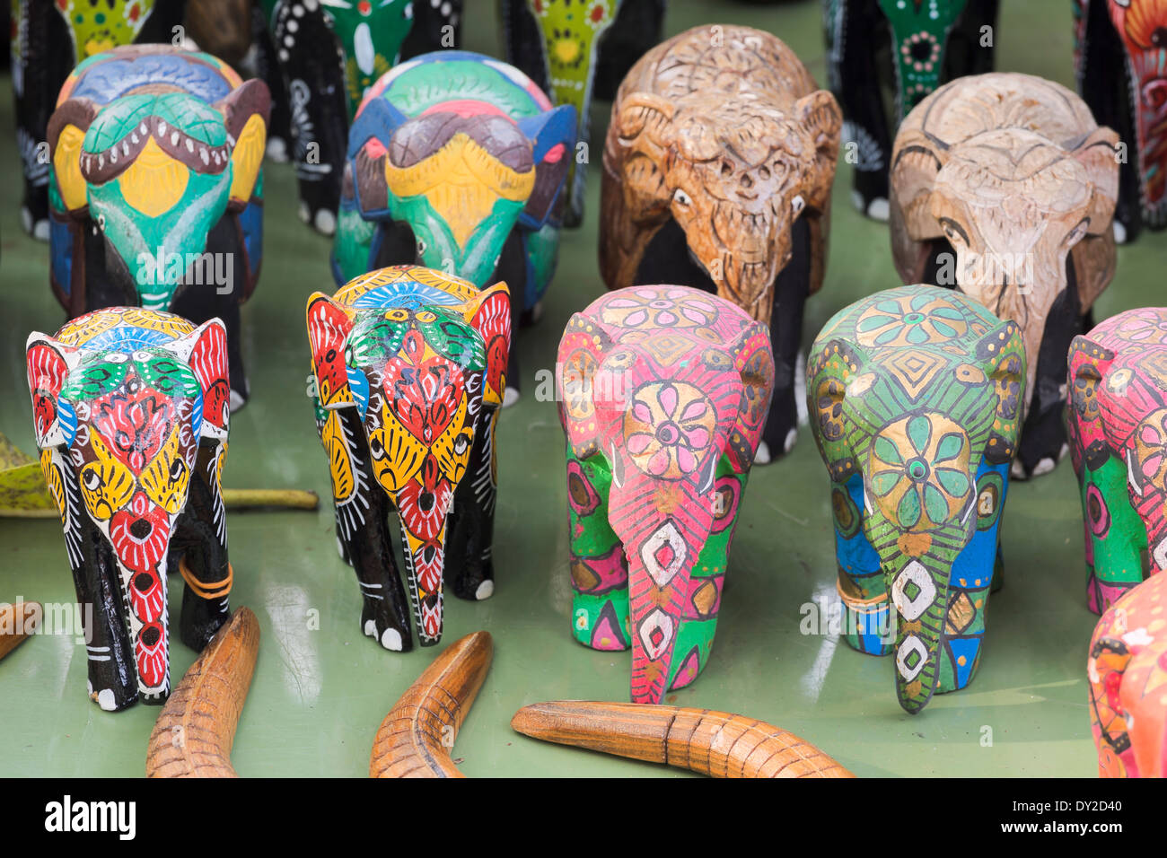 Kandy, Sri Lanka. Bois sculpté peint les éléphants à vendre at a market stall Banque D'Images