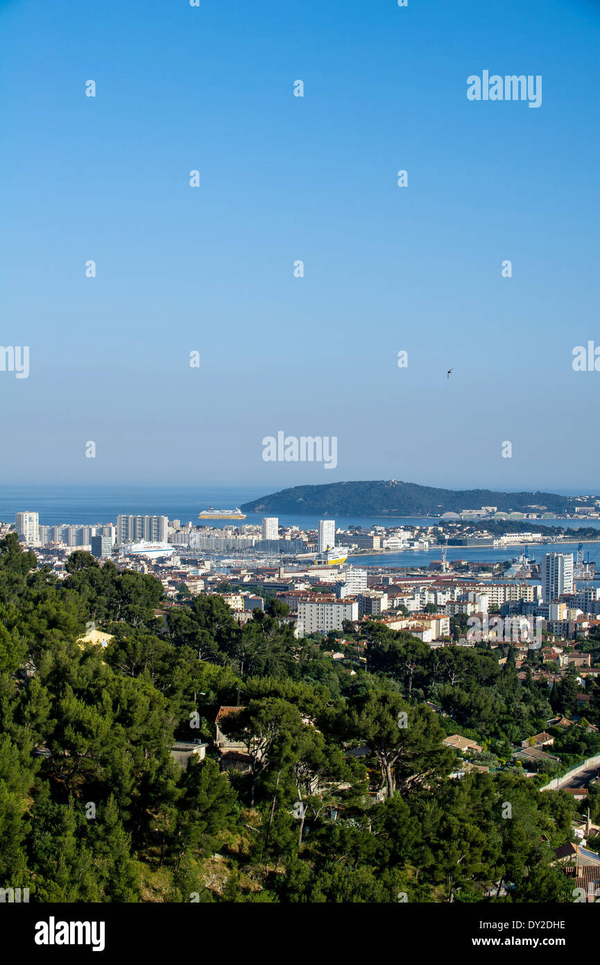 Toulon (sud-est de la France) : Aperçu de la ville et le port naturel de Mont Faron mont Banque D'Images