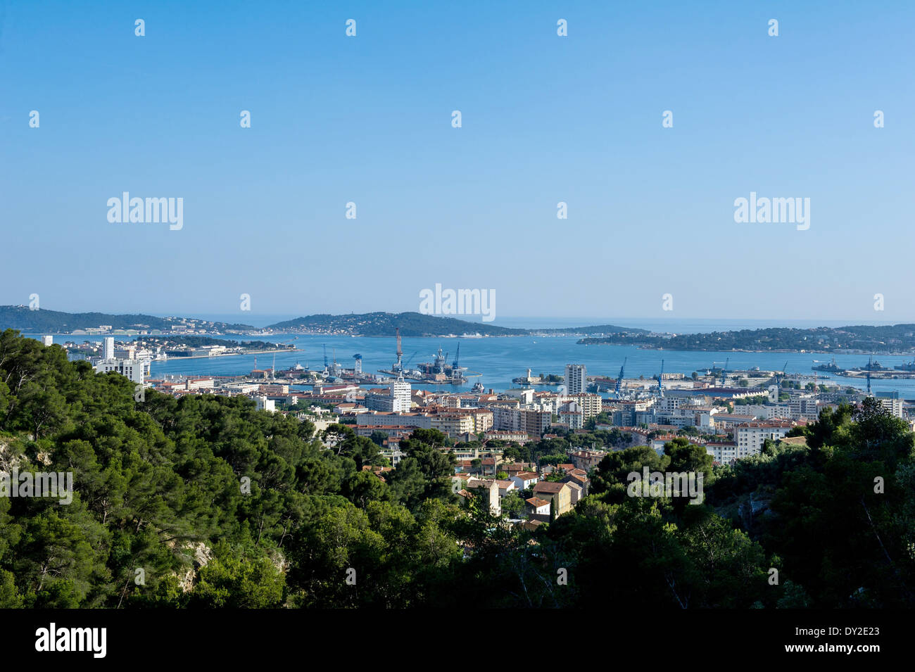 Toulon (sud-est de la France) : Aperçu de la ville et le port naturel de Mont Faron mont Banque D'Images