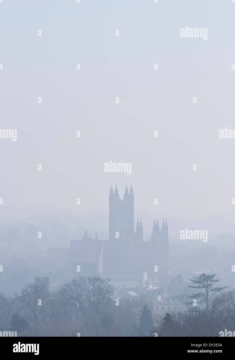 La silhouette de la Cathédrale de Canterbury Après une matinée de brouillard épais est lentement en train de se consumer. Banque D'Images