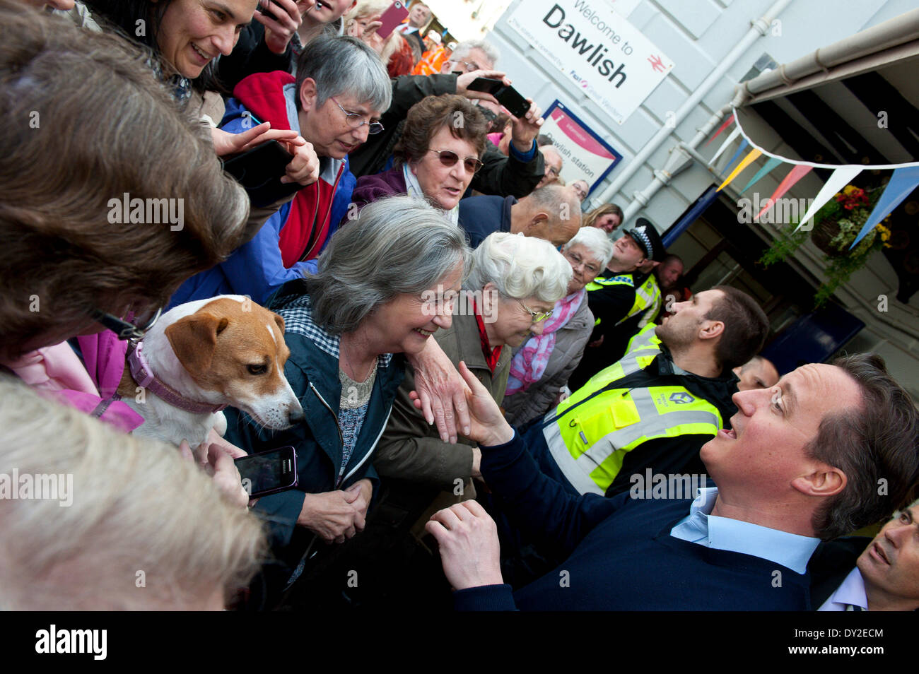 Exmouth, Devon, UK. Le 4 avril 2014. David Cameron avec le public. La ligne de chemin de fer reliant Riviera Exeter, Plymouth et Penzance rouvre deux semaines avant l'échéance et deux mois après qu'une digue a été rompue, et un tronçon de la ligne a été gravement endommagée à Exmouth le 4 février 2014 par de grosses vagues et des tempêtes qui ont frappé une grande partie de la côte britannique le 4 février 2014. Credit : Graham M. Lawrence/Alamy Live News. Banque D'Images