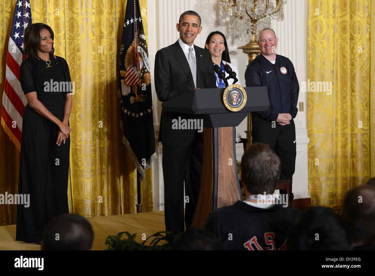 Le président américain Barack Obama parle au cours d'une cérémonie en l'honneur des athlètes olympiques et paralympiques dans l'East Room de la Maison Blanche le 3 avril 2014 à Washington, D.C. Banque D'Images