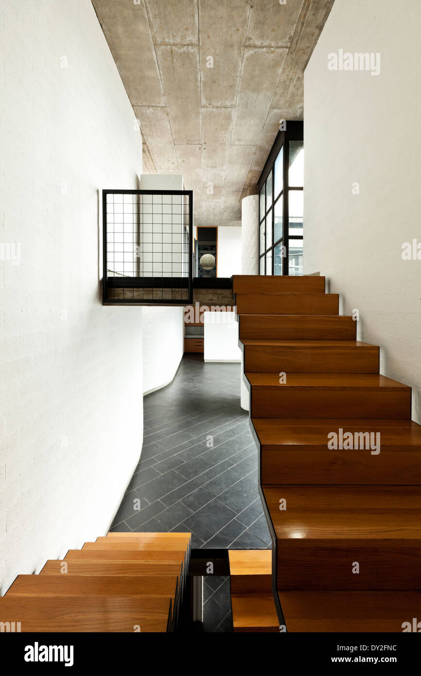 Villa moderne de l'intérieur, passage, escalier en bois Banque D'Images