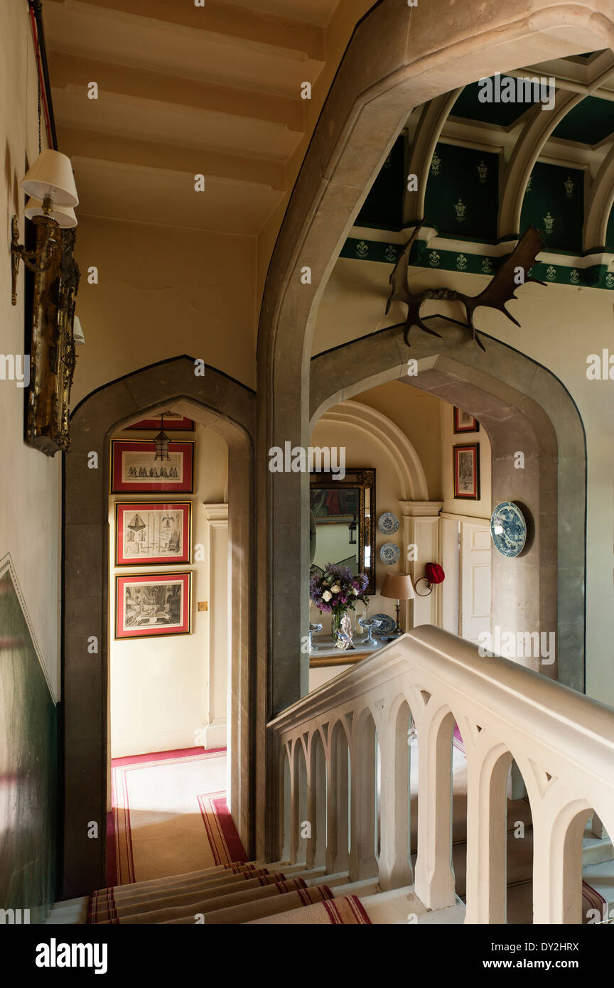 Vue vers le bas de l'escalier en pierre voûtée couloir avec des éléments architecturaux de style jacobéen Banque D'Images
