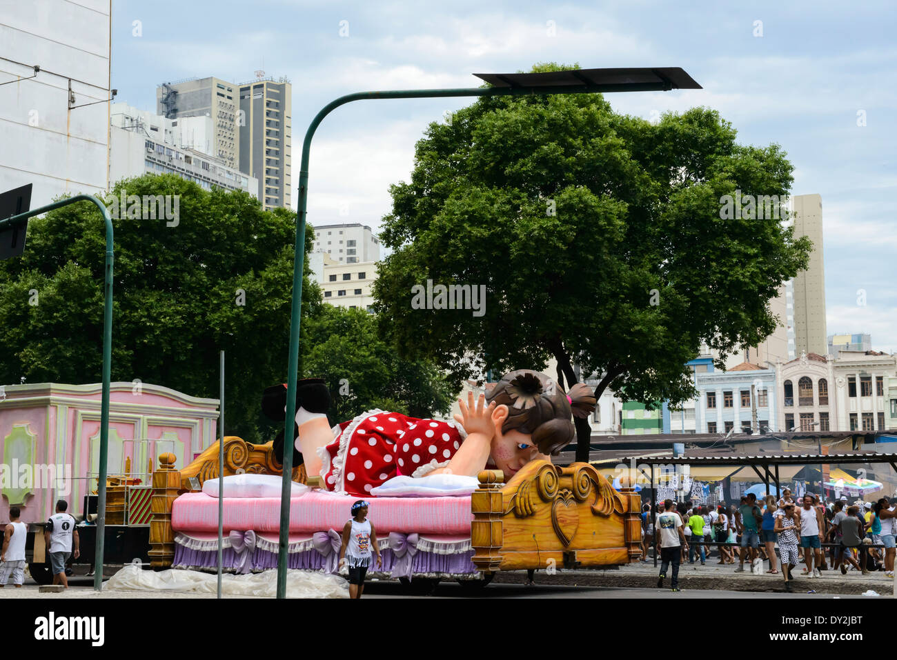 Flotteur de Carnival girl en robe rouge à pois lying on bed, en stationnement sur rue, Rio de Janeiro Banque D'Images