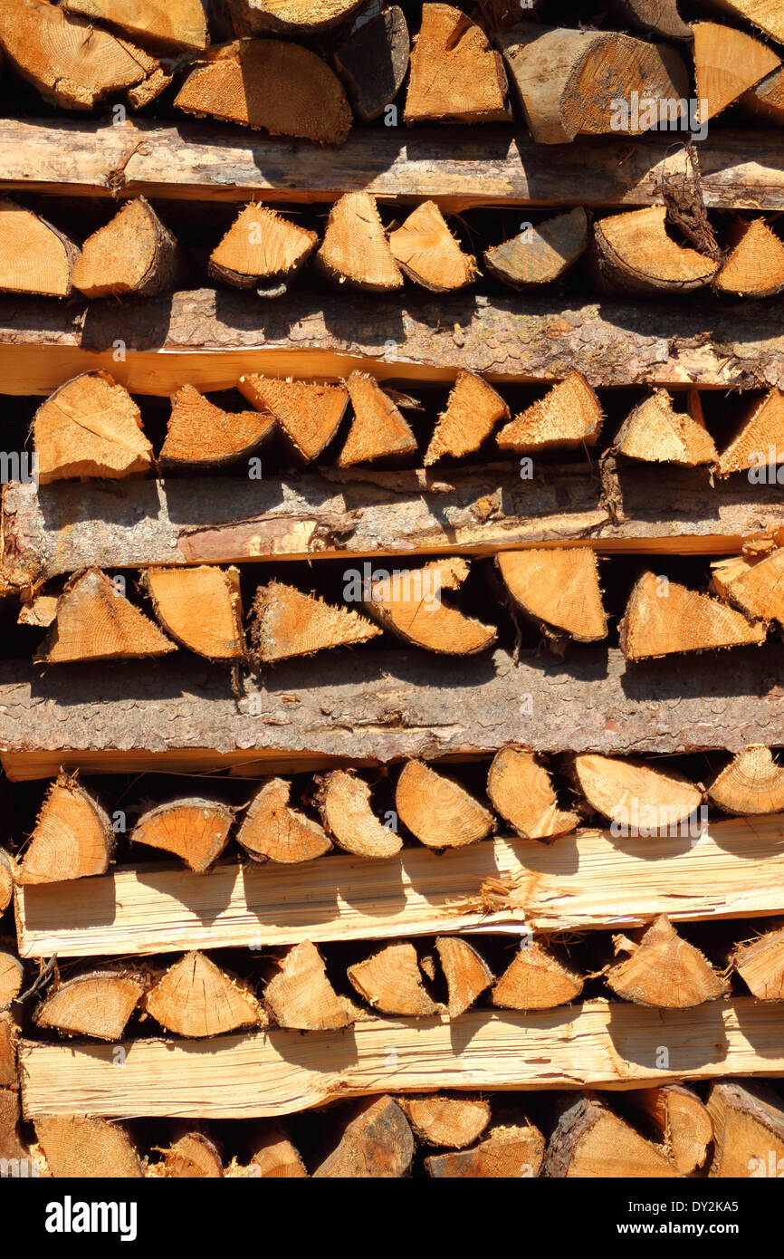 Close up sur les placés pile de bois de feu en vertical Banque D'Images