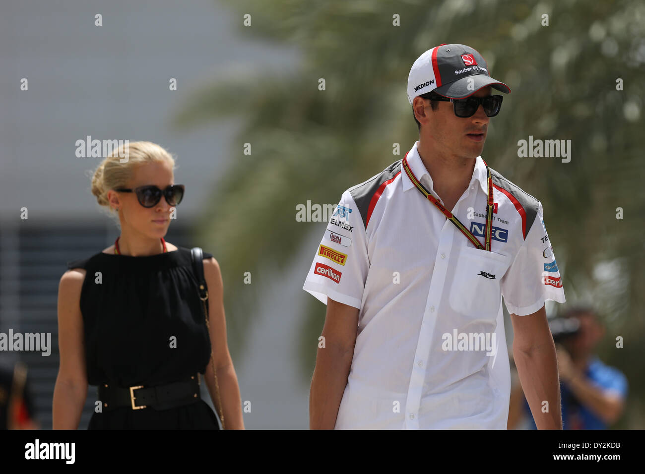 Bahreïn. Le 4 avril 2014. Adrian Sutil (GER) # 99, Sauber F1 Team et son amie Jennifer Becks (GER) - Championnat du Monde de Formule1 2014 - Rd03, Grand Prix de Bahreïn au Circuit International de Bahreïn, Sakhir, Bahreïn, vendredi 4 avril 2014 : dpa Crédit photo alliance/Alamy Live News Banque D'Images