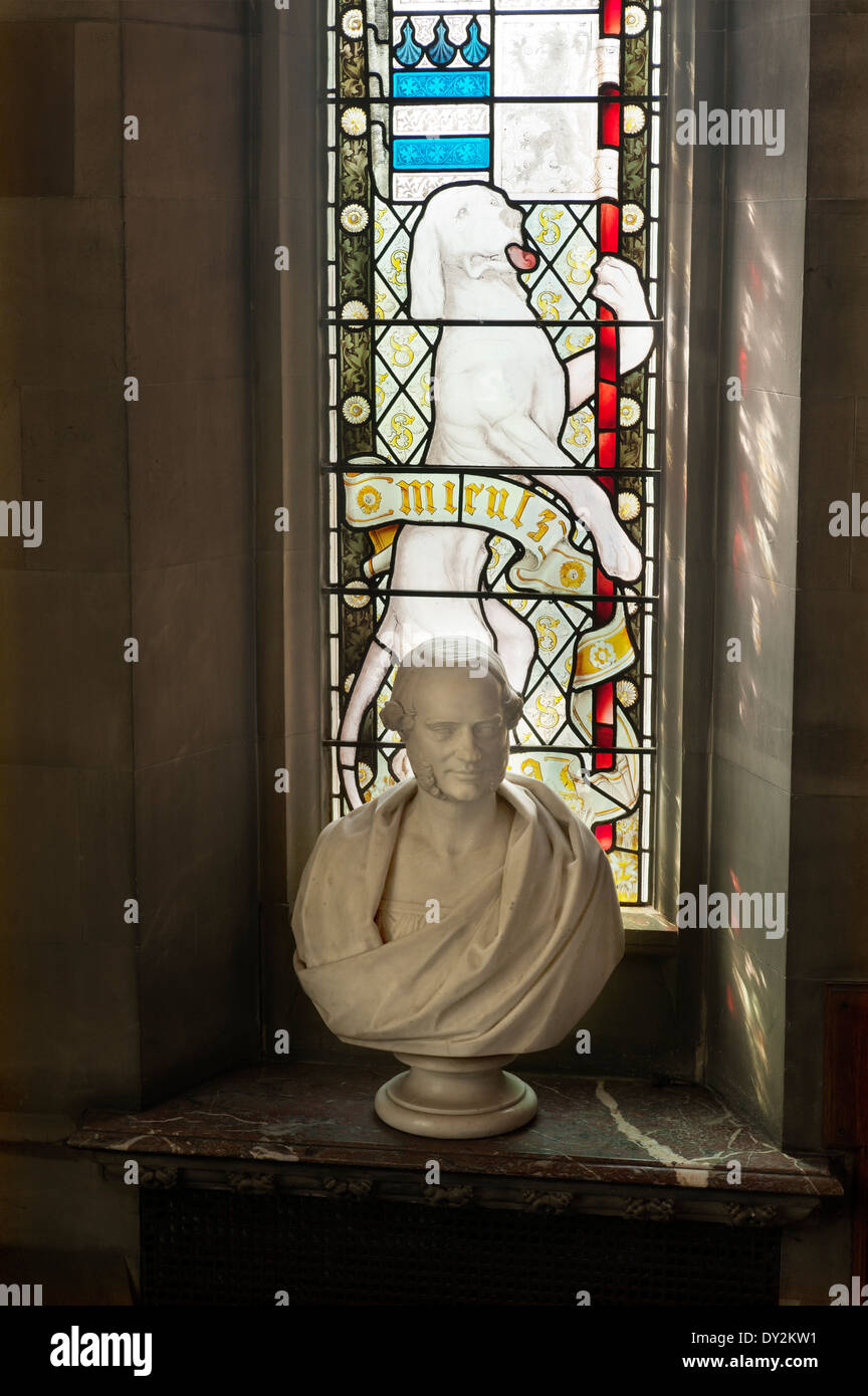 Buste de Pierre sur du marbre de bas de vitrail Banque D'Images