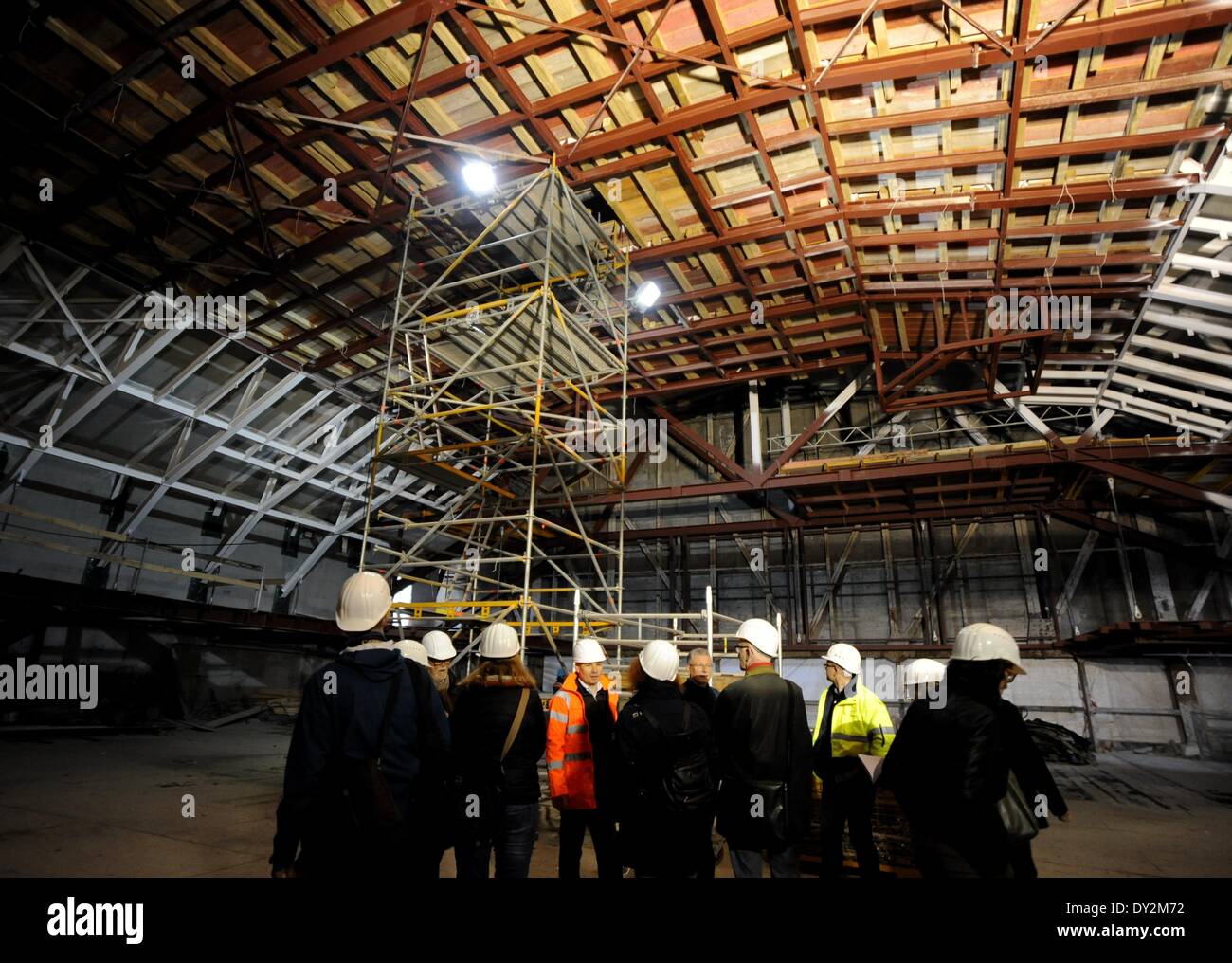 Berlin, Allemagne. Le 04 Avr, 2014. Un groupe de visiteurs se penche sur le toit sur le site de construction de l'Opéra d'État Unter den Linden à Berlin, Allemagne, 04 avril 2014. Une date pour la réouverture de la maison n'a pas encore été fixée. Photo : Britta Pedersen/dpa/Alamy Live News Banque D'Images