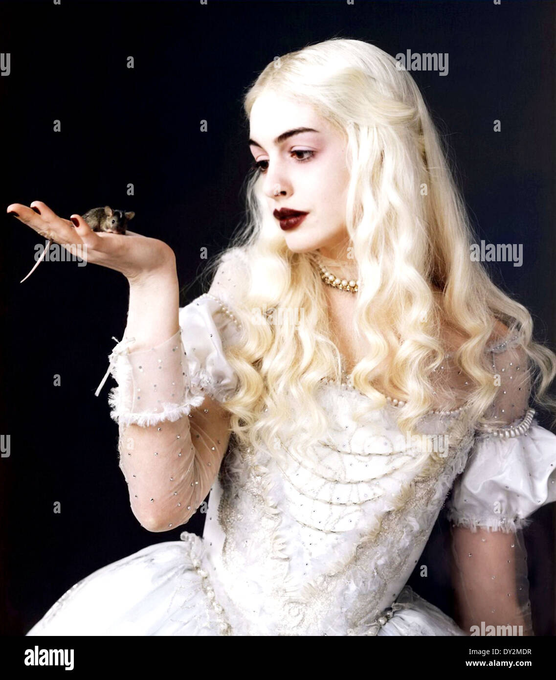 Anne Hathaway Alice Au Pays Des Merveilles Alice au pays des merveilles (2010) Anne Hathaway tim burton (dir