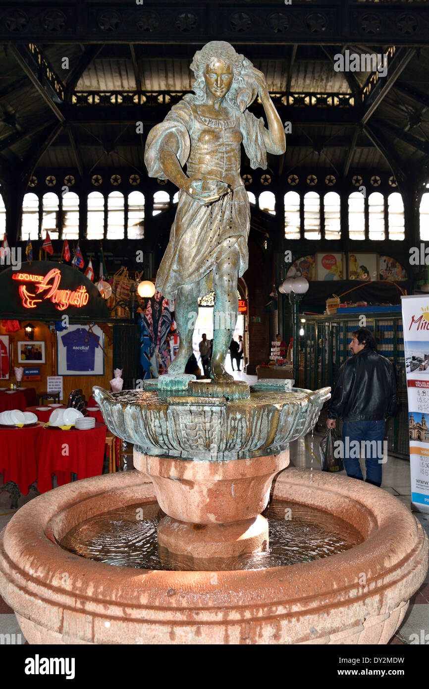 Statue de femme portant de l'eau dans le marché central de Santiago de Chili. Banque D'Images