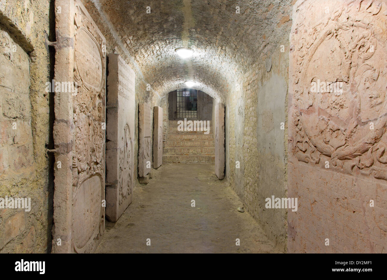 BRATISLAVA, Slovaquie - 11 février 2014 : crypte sous st. Ann chapelle à st. Martin cathédrale. Banque D'Images