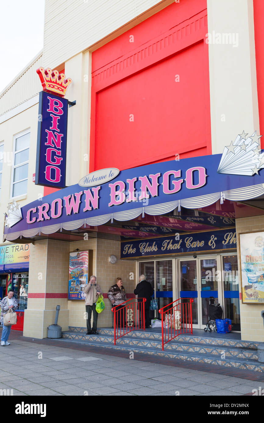 Clients en attente à l'extérieur de la salle de Bingo de la Couronne. Banque D'Images