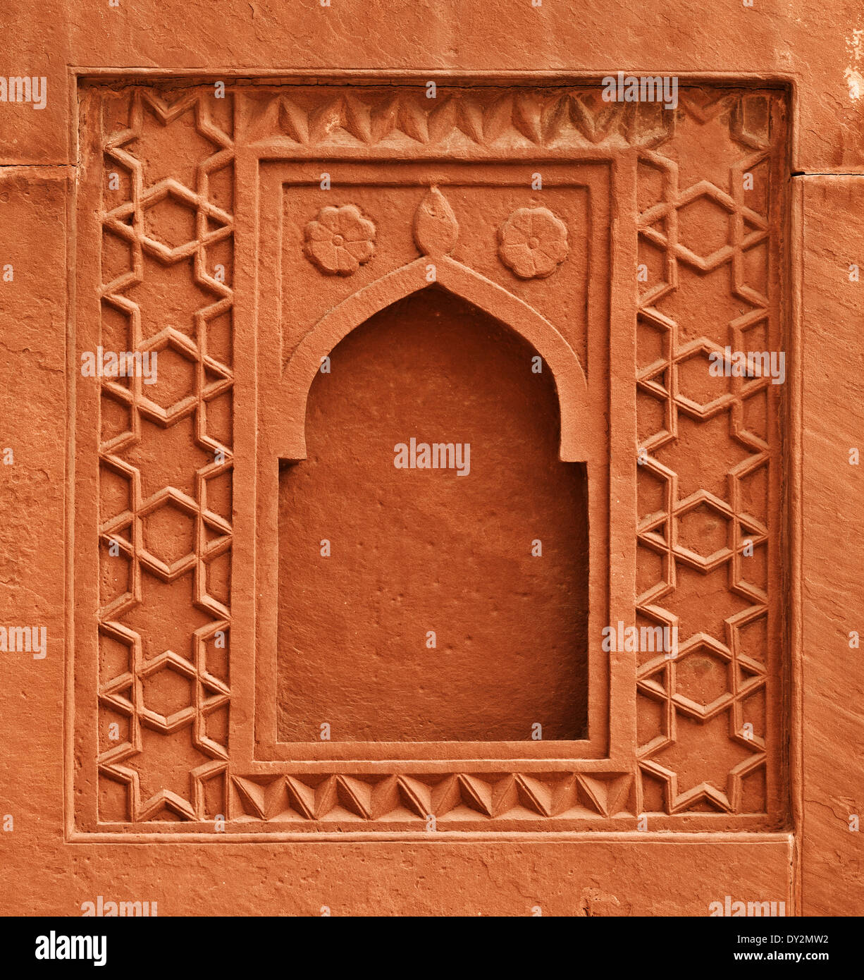 L'élément décoratif sous la forme d'une fenêtre sur le mur d'un ancien palais. L'Inde, Agra Banque D'Images
