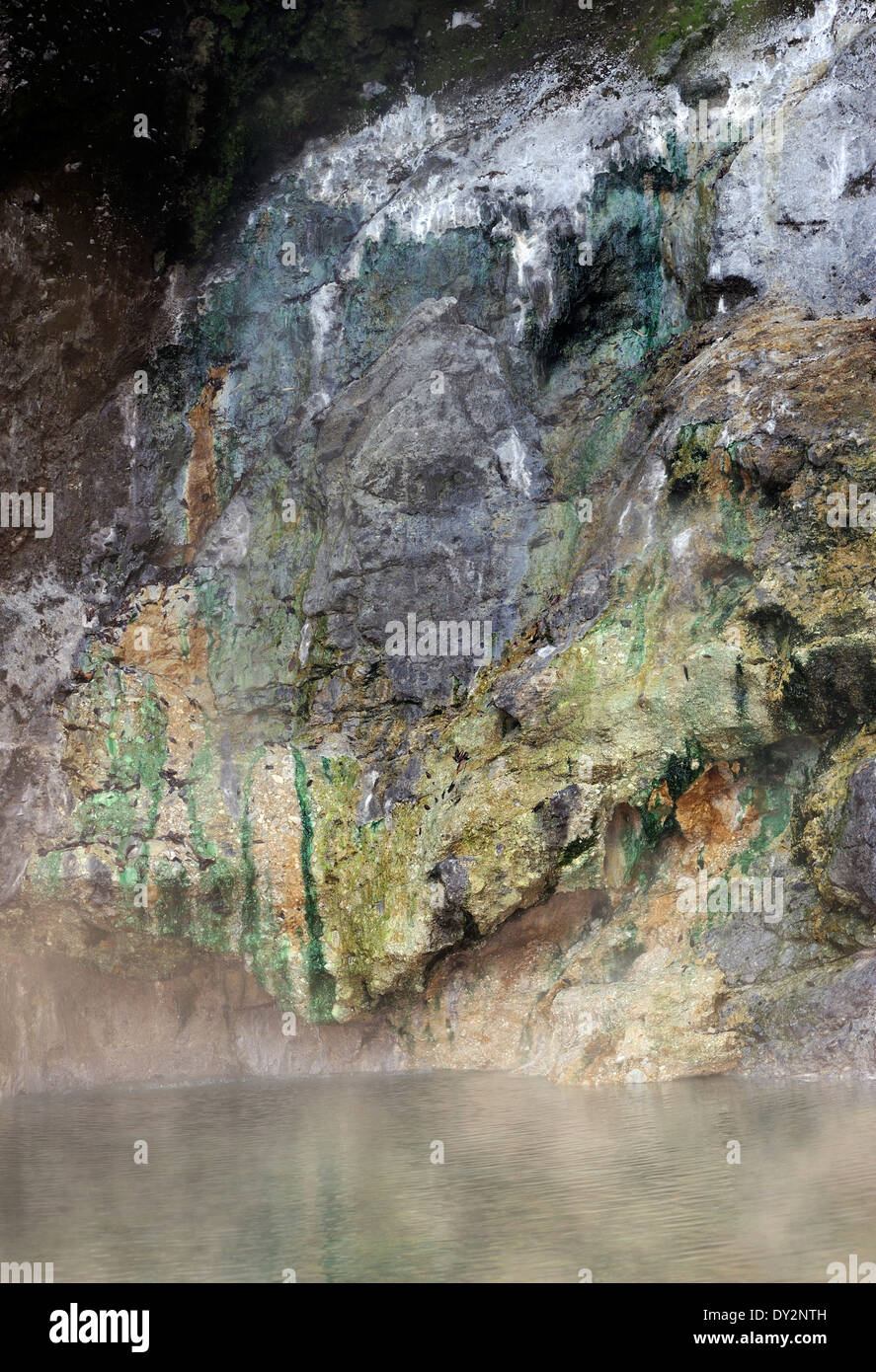 Les minéraux sont déposés sur les rochers où l'eau chauffée par l'action volcanique se jette dans une piscine chaude. Fuentes Georginas. Banque D'Images