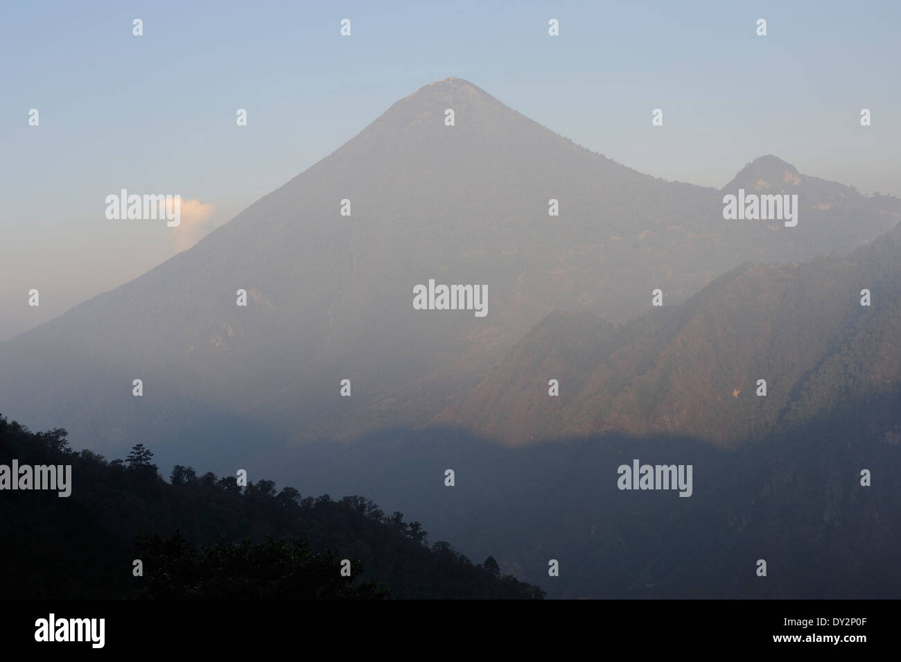 Le soleil se lève sur volcan Santa Maria (technique 3772m). Fuentes Georginas. Zunil, République du Guatemala. Banque D'Images
