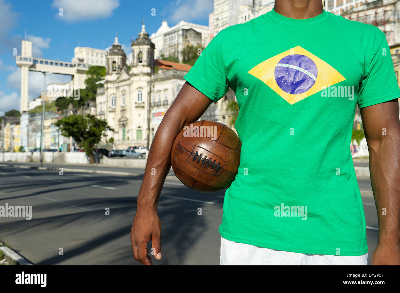 Joueur de football brésilien, debout avec ballon de soccer à Cidade Baixa Elevador Lacerda Ascenseur dans le Salvador Brésil Banque D'Images