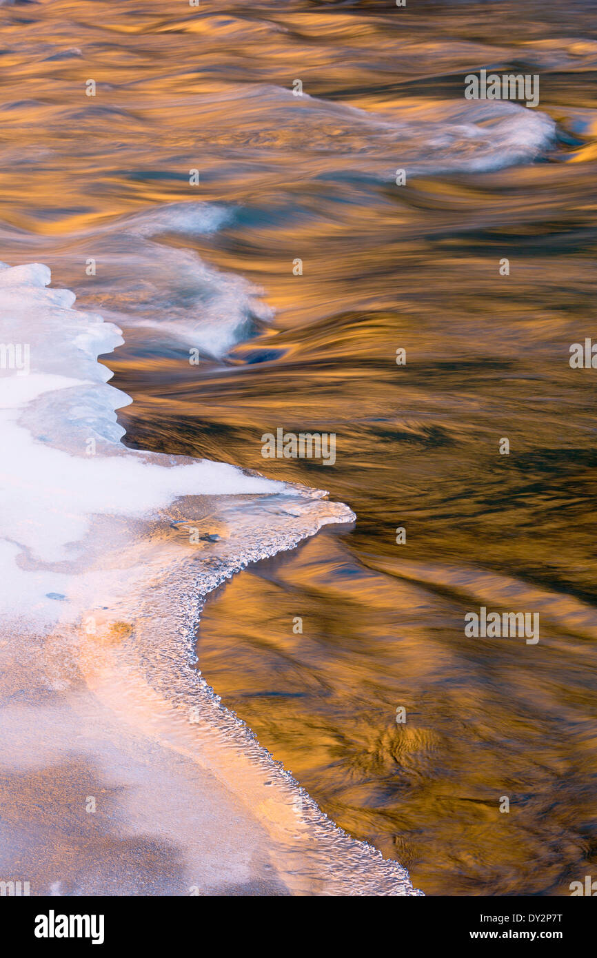 Smith Rocks reflétant l'or sur la glace sur la rivière Crooked en hiver. De l'Oregon. USA Banque D'Images