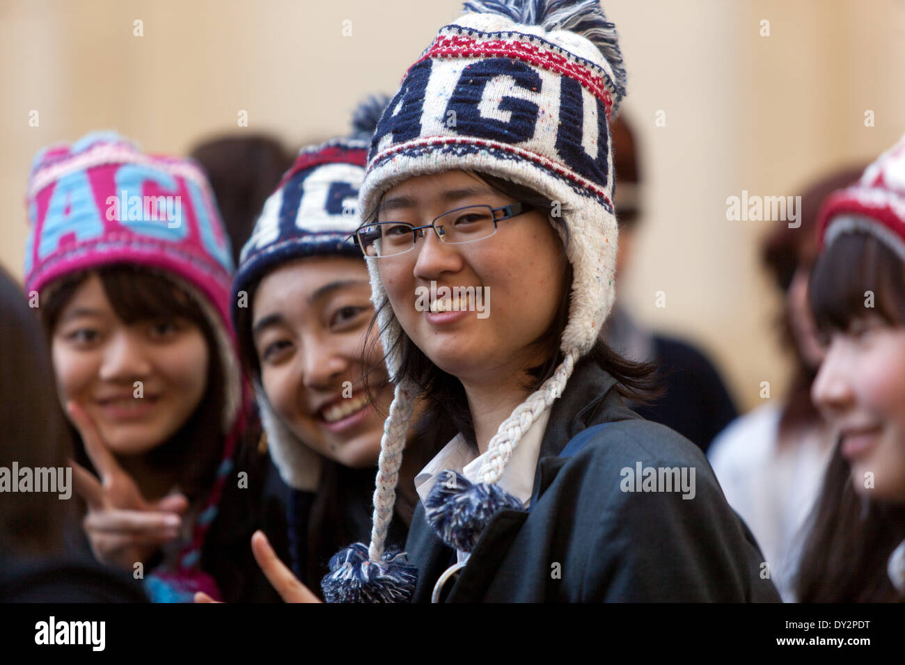 Prague, République tchèque, les touristes asiatiques des groupes avec des casquettes, des souvenirs de Prague Banque D'Images