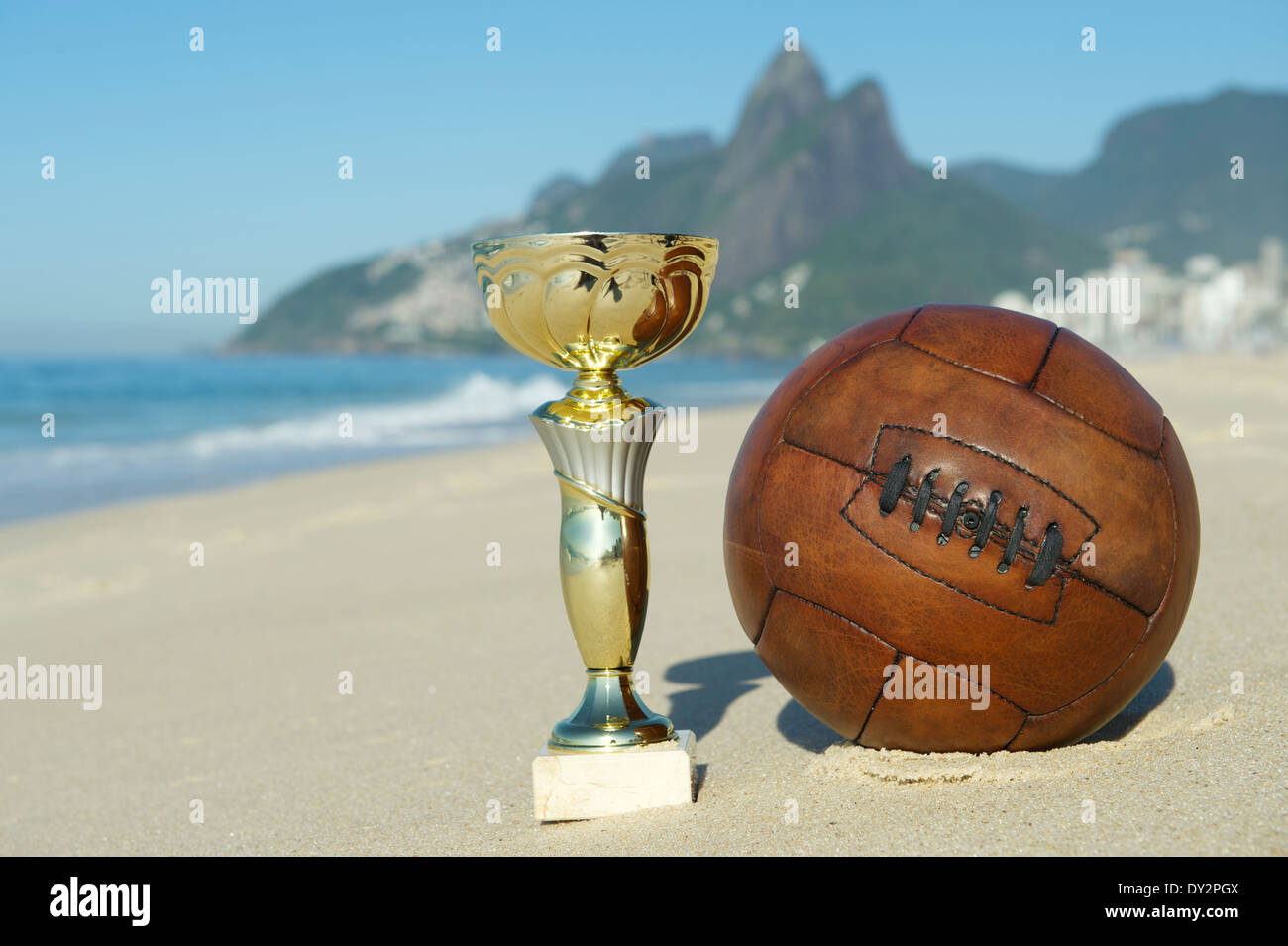 Le Brésil champion soccer trophy avec vintage brown football plage Ipanema Rio de Janeiro Brésil Banque D'Images