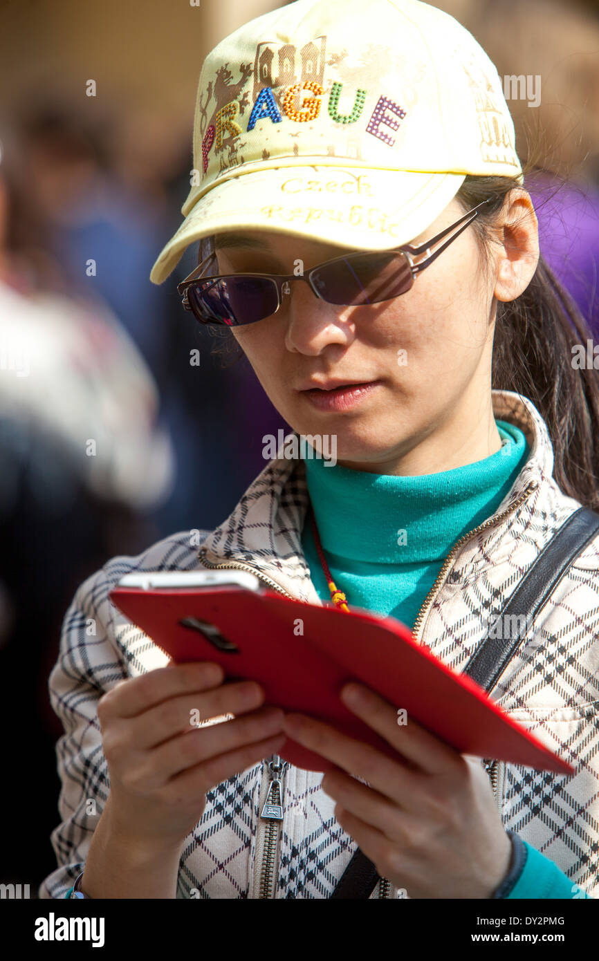 Femme asiatique et mobile Prague touristique République tchèque Banque D'Images