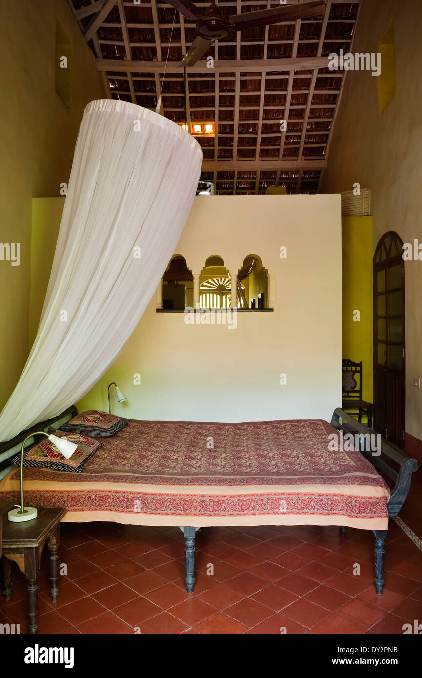 Chambre avec moustiquaire et prix partition dans Goan accueil Banque D'Images