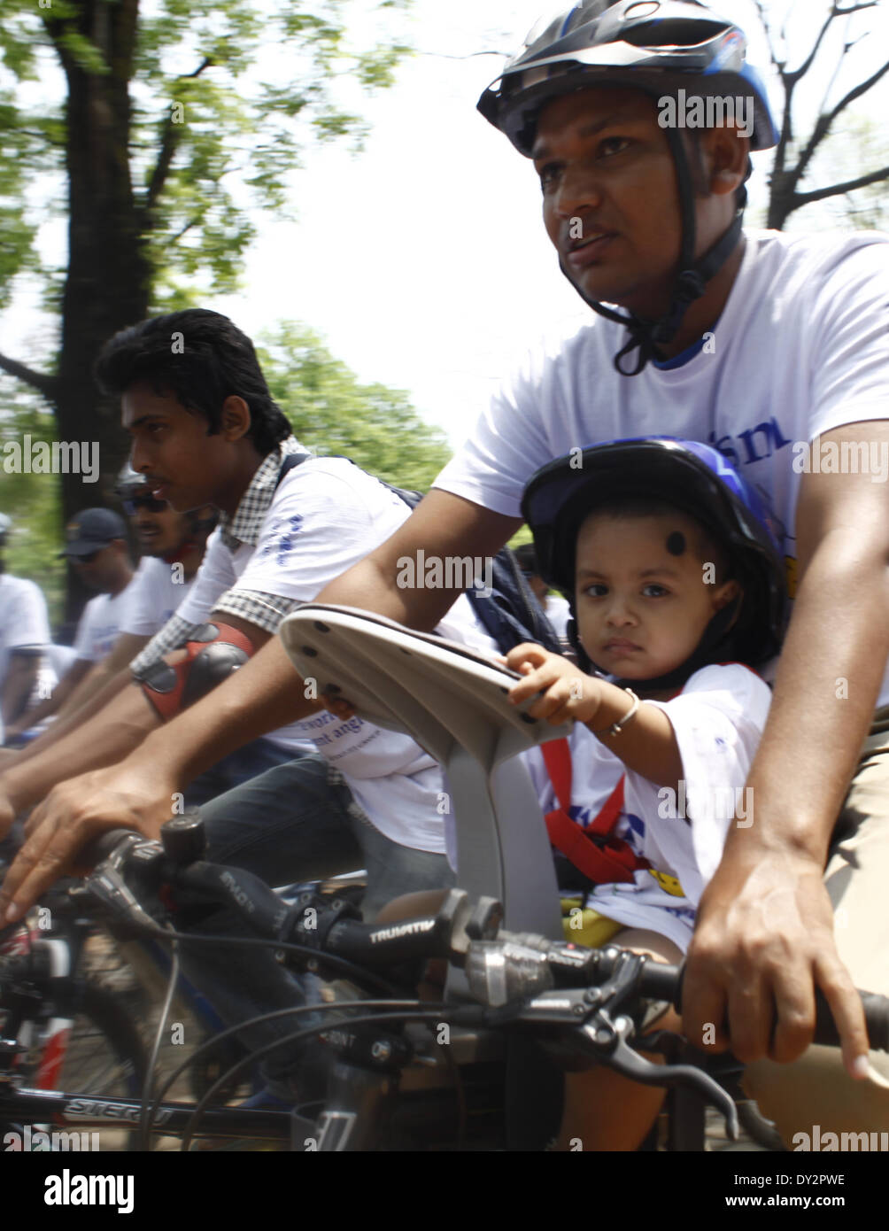 Dhaka, Bangladesh. 4ème apr 2014. Le Bangladesh Club de vélo a fait un cycle bi-rallye sur l ocation de Journée mondiale de sensibilisation à l'autisme 2014 Uddayan à Sohrawardi, Dhaka, le 4 avril 2014. Traffic Jam est un des problèmes les plus irritantes au Bangladesh il a pris une forme très grave dans la ville de Dhaka. Ce problème est le résultat d'une croissance rapide de la population et le nombre croissant de véhicules. Zakir Hossain Chowdhury Crédit :/NurPhoto ZUMAPRESS.com/Alamy/Live News Banque D'Images
