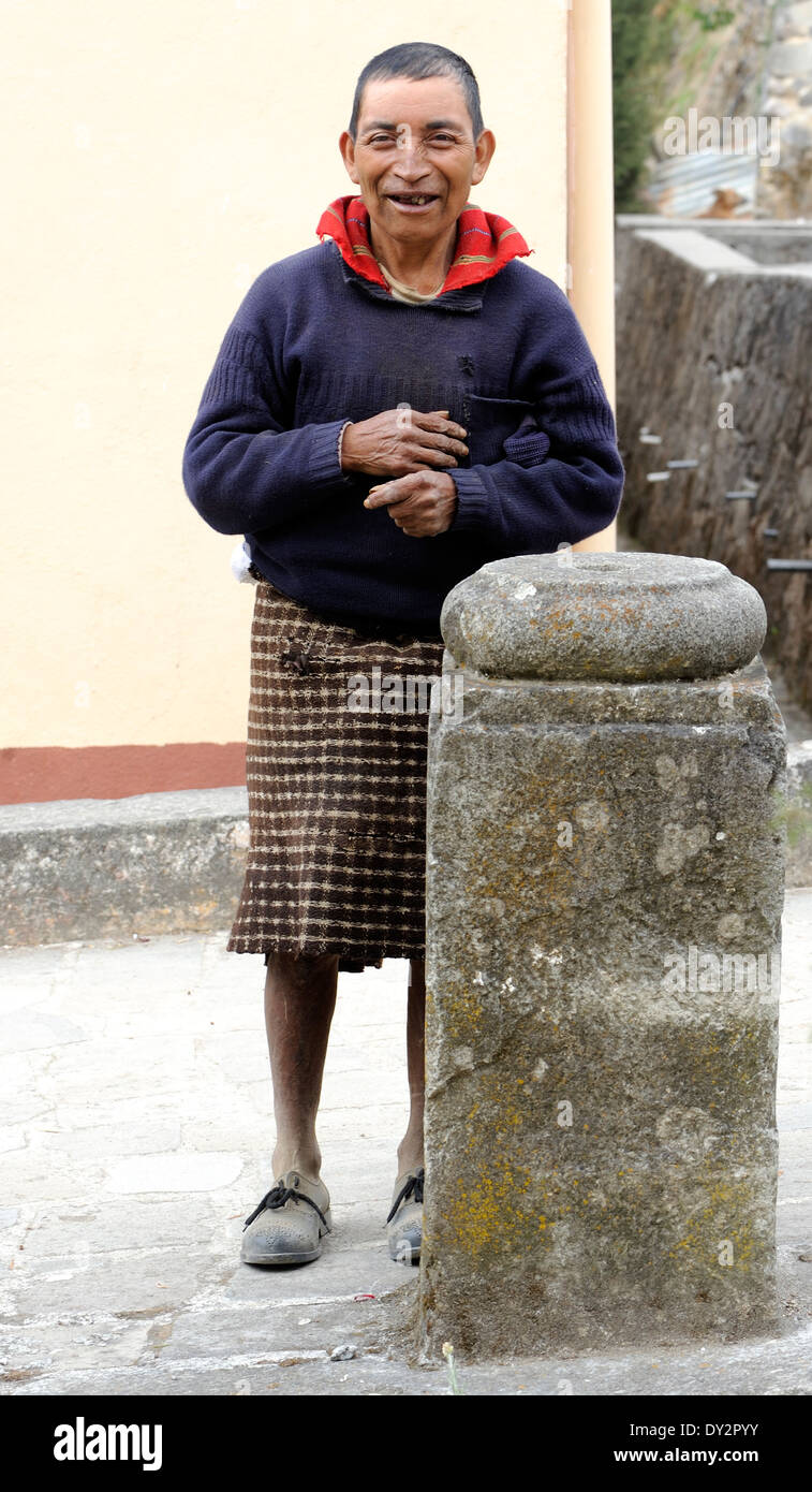 Homme portant une robe traditionnelle highland. Santa Catarina Ixtahuacan, Banque D'Images